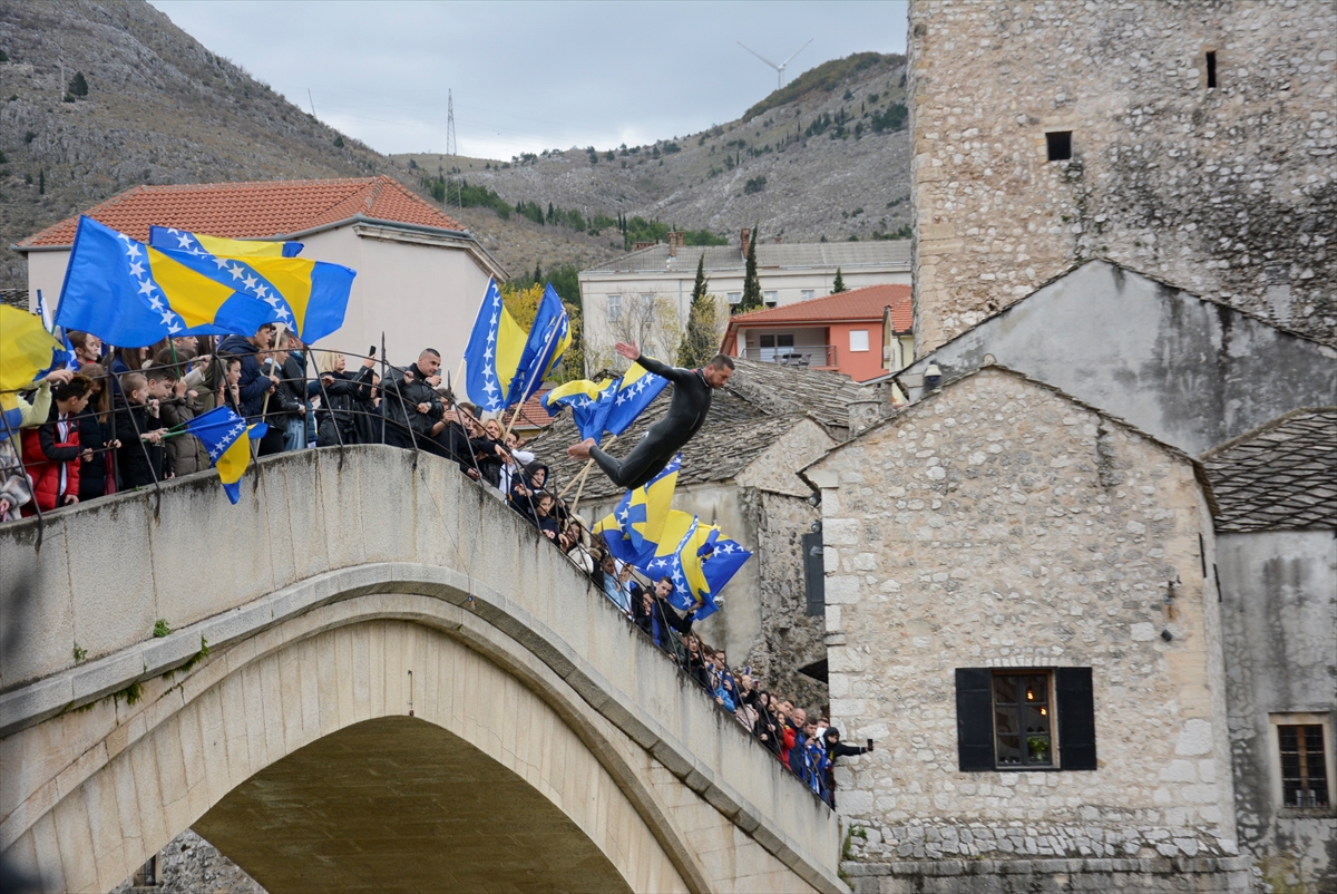 Tarihi Mostar Köprüsü'nün yıkılışının 28'inci yılında tören düzenlendi