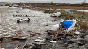 TEKİRDAĞ (AA) – Tekirdağ'ın Marmaraereğlisi ilçesinde şiddetli rüzgar nedeniyle bazı