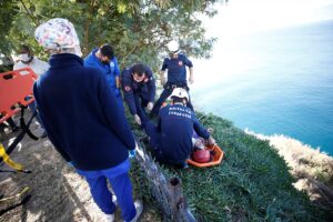 ANTALYA (AA) – Antalya'da falezlerden düşmesi sonucu kayalıklarda mahsur kalan