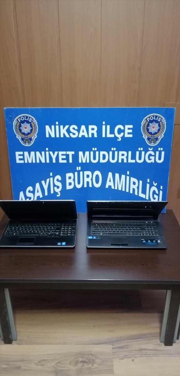 Tokat'ta dizüstü bilgisayar çaldıkları iddiasıyla yakalanan 2 zanlı tutuklandı