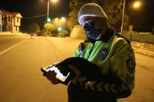 BOLU (AA) – Bolu'nun Mudurnu ilçesinde, uygulama sırasında otomobilin altına