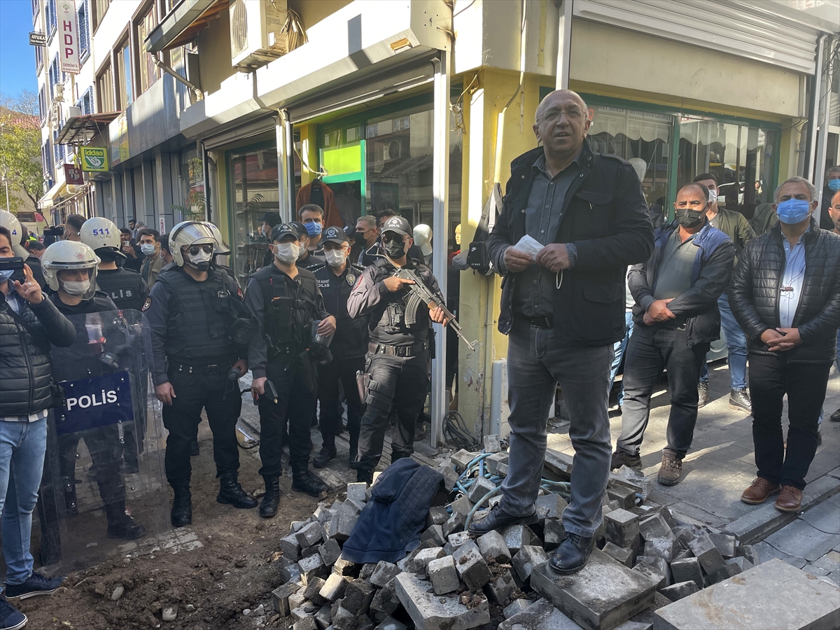 Tunceli'de izinsiz basın açıklaması yapmak isteyen HDP'liler polisle tartıştı