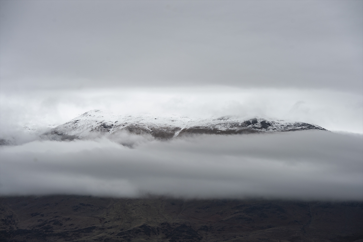 Tunceli'deki Munzur Dağları sis bulutlarıyla kaplandı