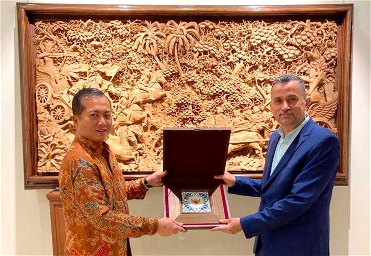 Türkiye Badminton Federasyonu Başkanı Özmekik'ten Endonezya Büyükelçiliği'ne ziyaret