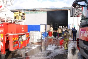 İSTANBUL (AA) – Tuzla'da bir fabrikada çıkan yangın, itfaiye ekiplerince