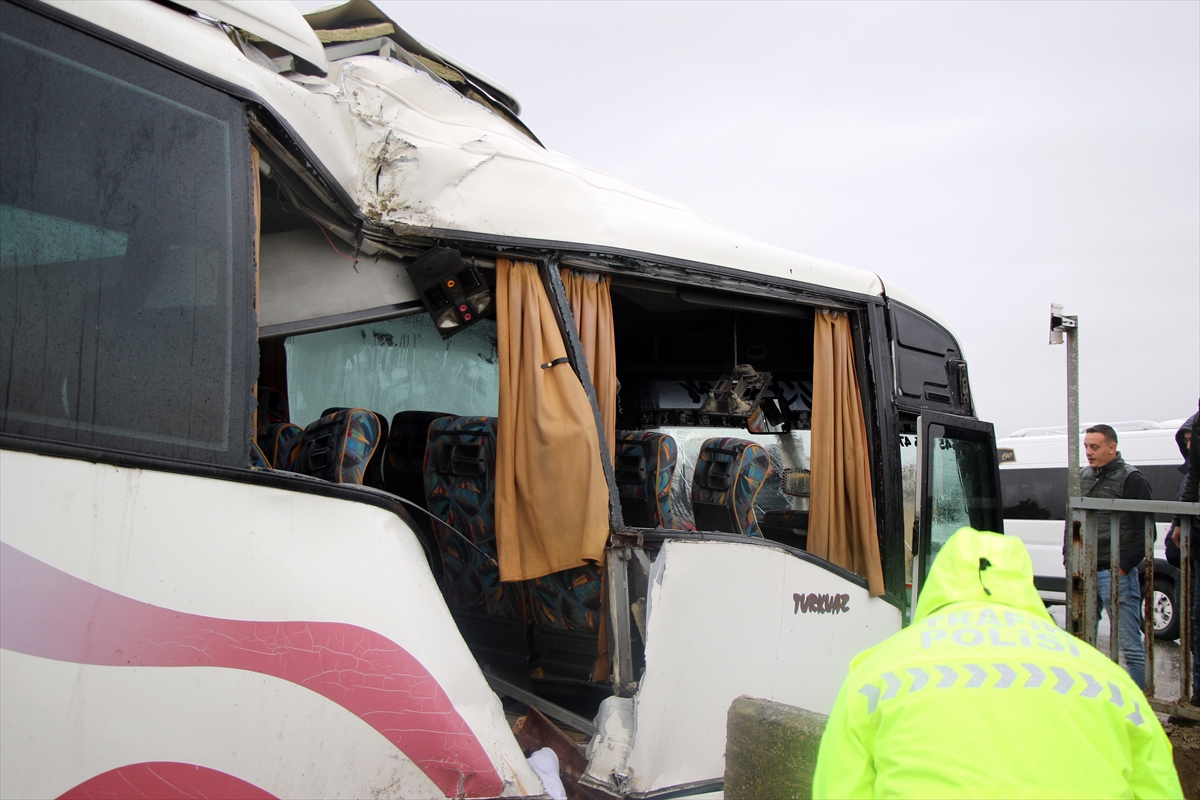 Uşak'ta işçi servisinin devrildiği kazada 10 kişi yaralandı