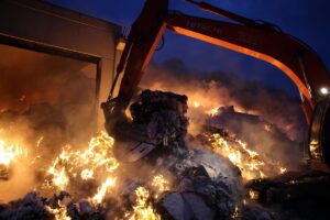 UŞAK (AA) – Uşak'ta tekstil fabrikasında çıkan yangın, ekiplerin yaklaşık