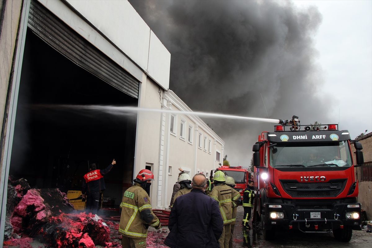 GÜNCELLEME – Uşak'ta tekstil fabrikasında çıkan yangına müdahale ediliyor