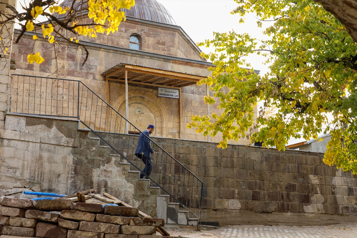 Van'da 311 yıllık cami, fotoğraf tutkunlarının ilgi odağı oldu