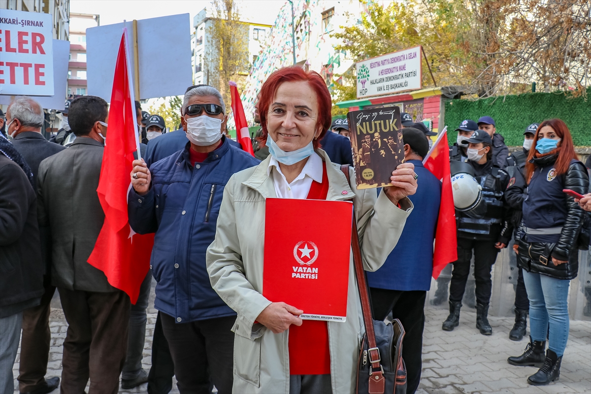 Vanlı aileler çocuklarına kavuşmak için HDP İl Başkanlığı önündeki eylemlerini sürdürdü