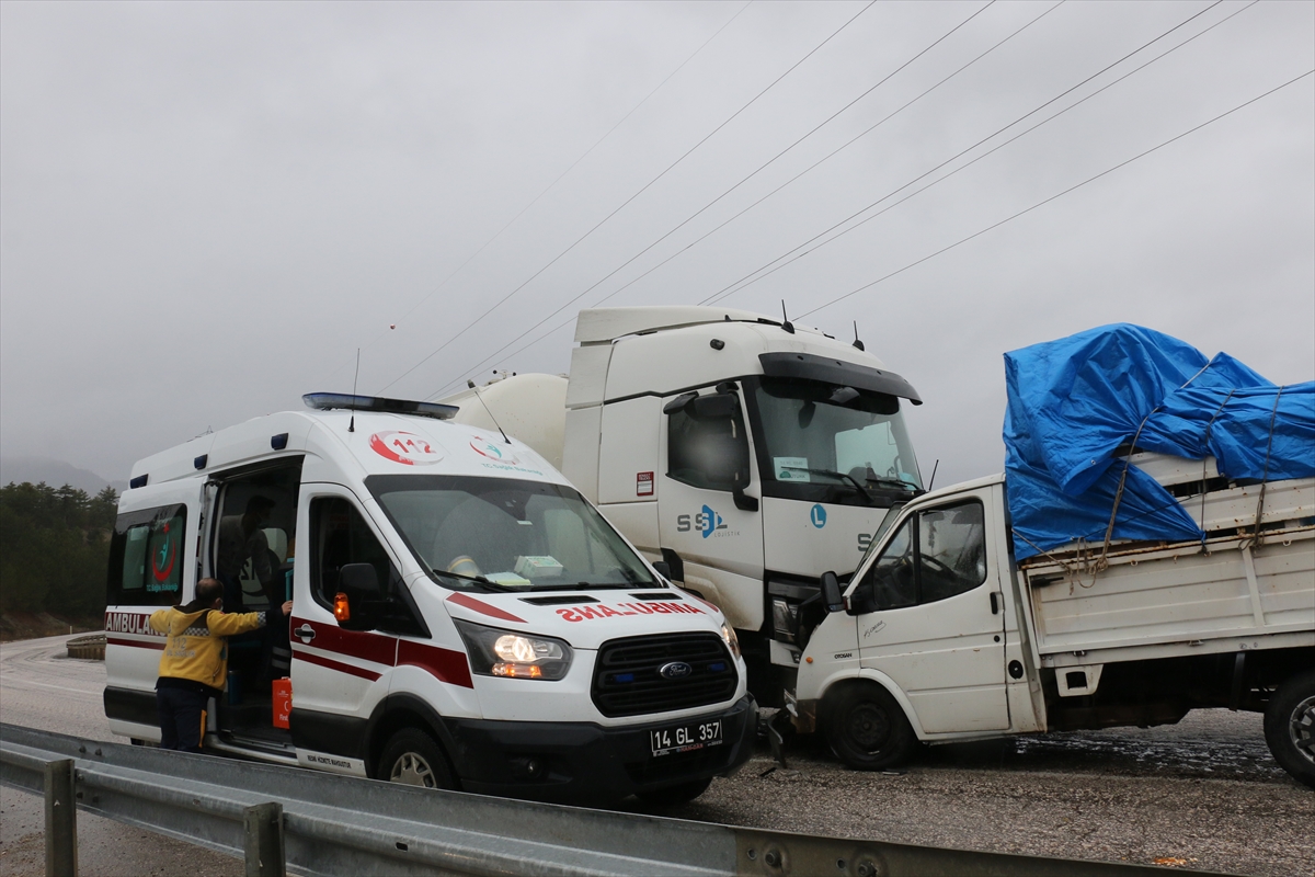 Yeni görev yerine eşya taşıyan doktor trafik kazasında yaralandı