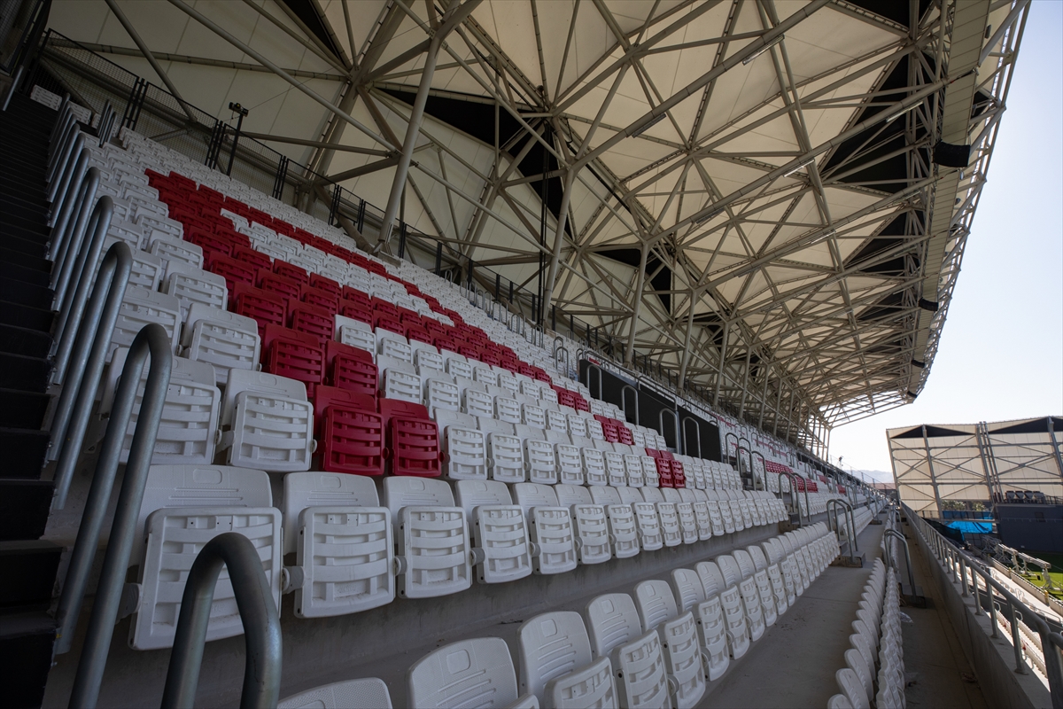 Yeniden yapılan Alsancak Stadı, futbolseverlerle buluşacağı günü bekliyor