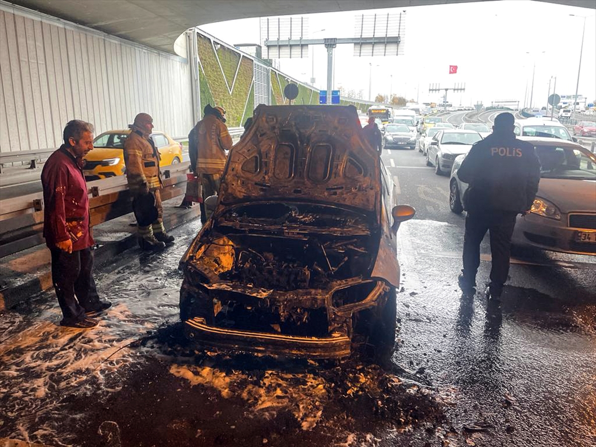 Yenikapı'da seyir halindeki araçta yangın çıktı