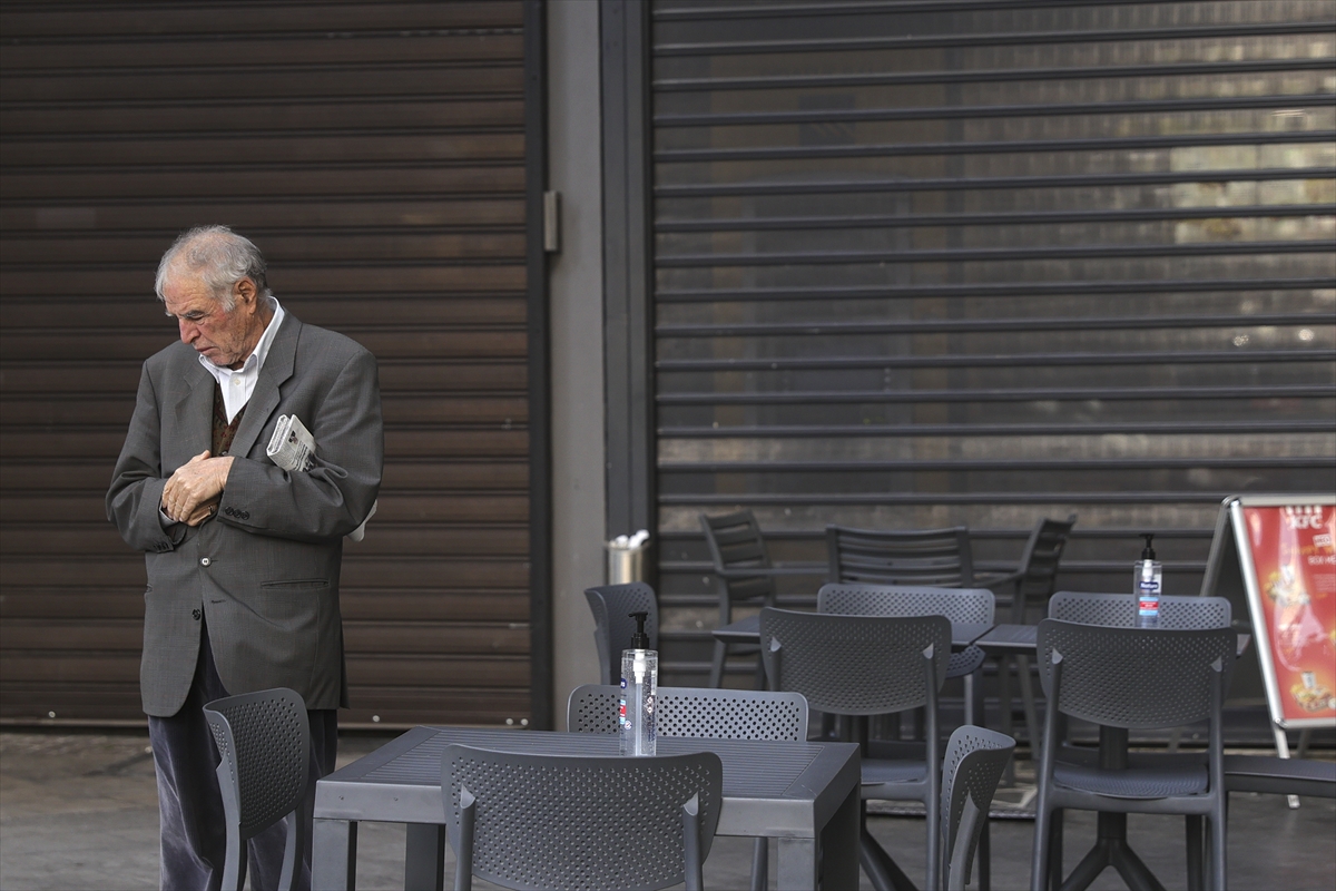 Yunanistan'da çoğu lokanta ve kafe Kovid-19 kısıtlamaları nedeniyle kepenk kapattı