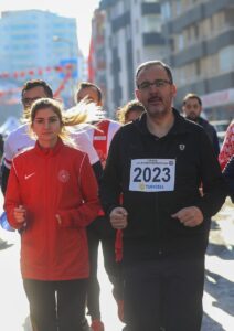 - Atatürk'ün Ankara'ya gelişinin 102. yıl dönümü dolayısıyla gerçekleştirilen koşunun