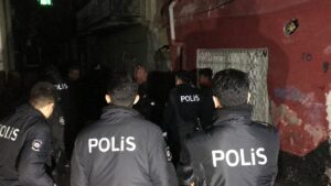 ADANA (AA) – Adana'da polisten kaçmaya çalışan hırsızlık şüphelilerinden biri
