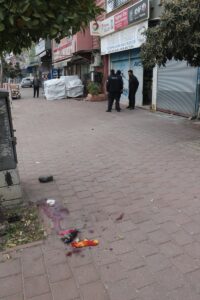 - Kayınbiraderini bıçakla yaraladığı öne sürülen zanlının darbedilme anı güvenlik