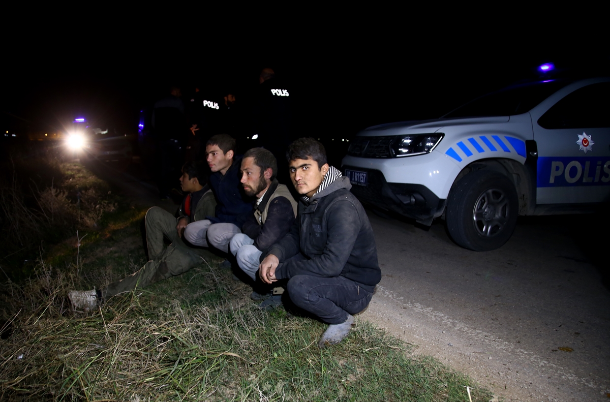 Adana'da düzensiz göçmenleri taşıyan minibüs polisten kaçarken tarlaya devrildi