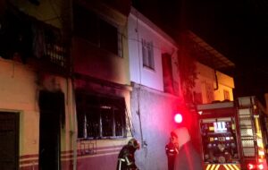 ADANA (AA) – Adana'da iki katlı evin birinci katında çıkan