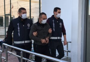 ADANA (AA) – Adana'da kaldırımda yürüyen genci husumetlisine benzettiği için