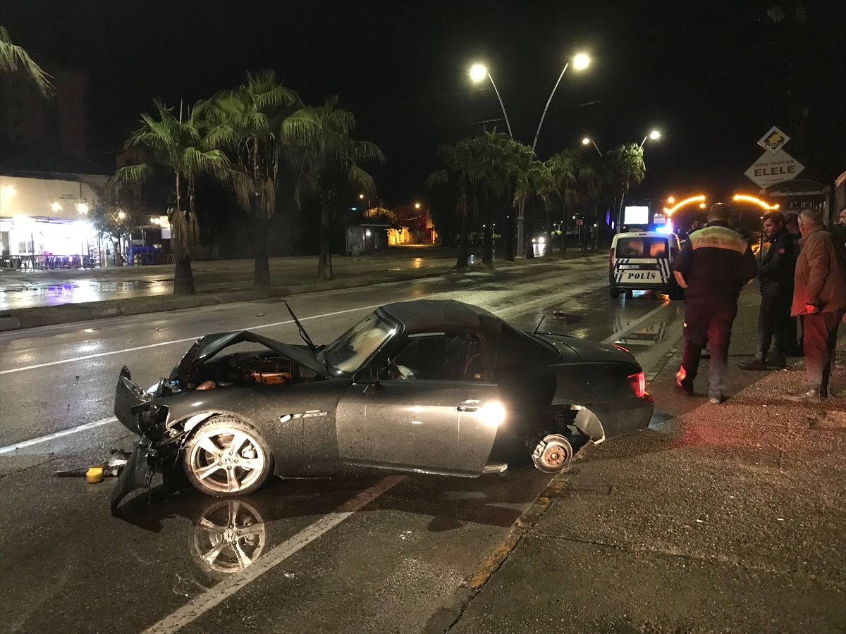 Adana'da kaza yapan otomobilin sürücüsü olay yerinden kaçtı
