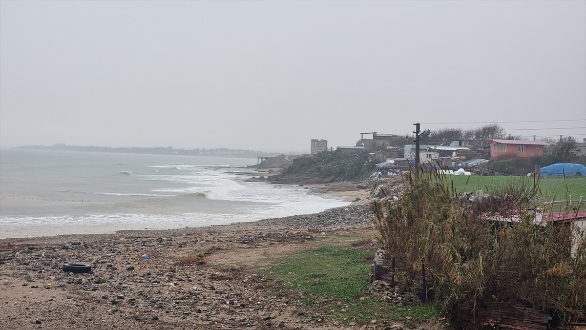 Adana'da kuvvetli fırtına ve sağanak nedeniyle deniz taştı