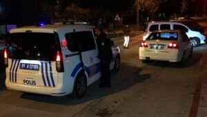 ADANA (AA) – Adana'da otomobille polis ekiplerinden kaçmaya çalışan 3