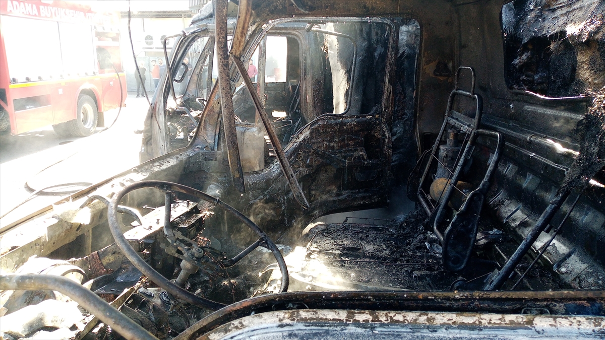 Adana'da otoparkta park halindeki 2 kamyonda yangın çıktı