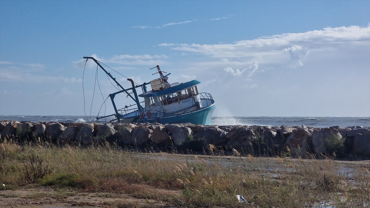 Adana'da şiddetli rüzgar nedeniyle bir balıkçı teknesi karaya oturdu