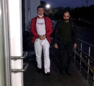 ADANA (AA) – Adana'da, polisin düzenlediği uyuşturucu operasyonunda 5 kişi