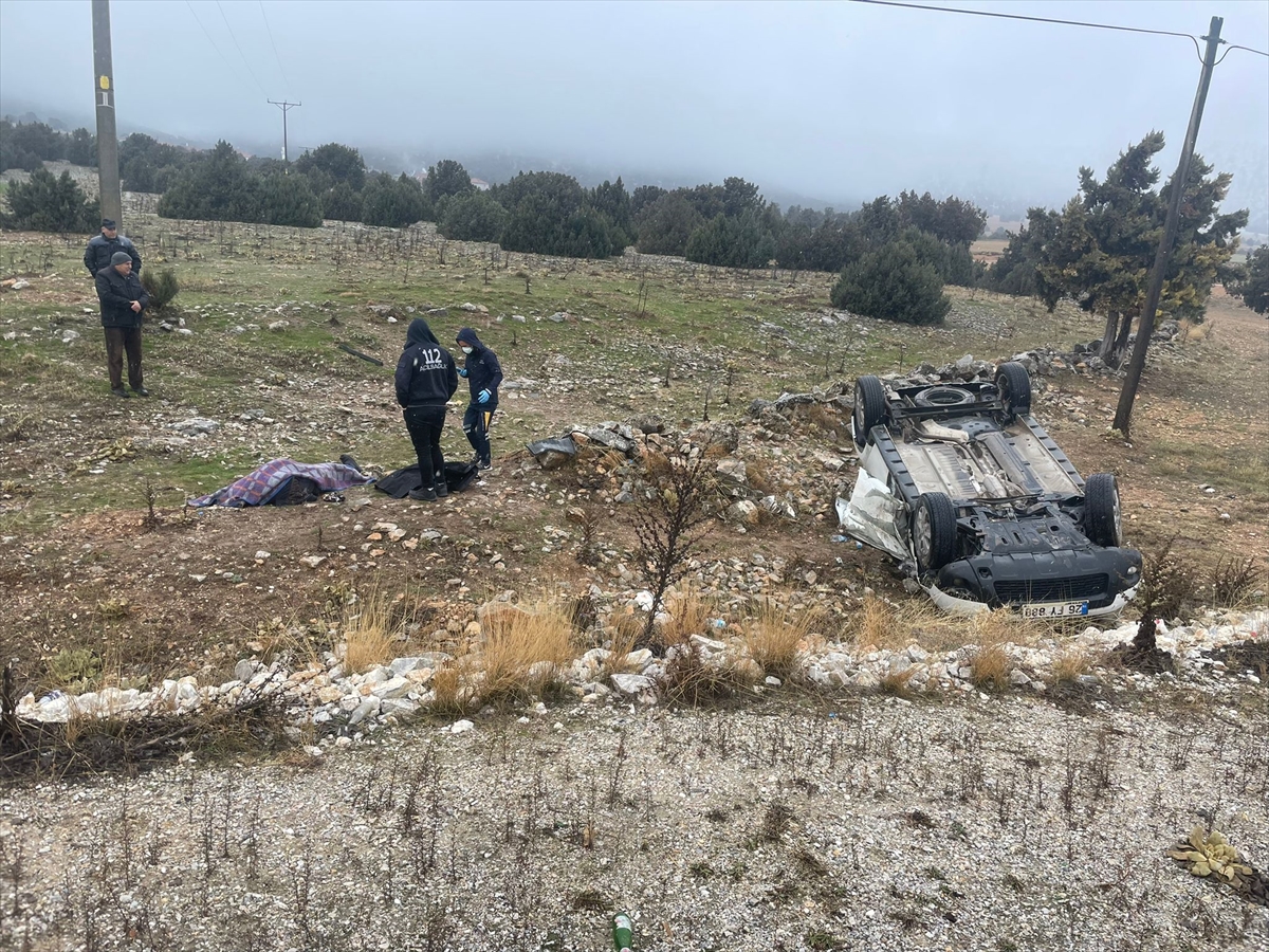 Afyonkarahisar'da devrilen otomobildeki 1 kişi öldü, 1 kişi yaralandı