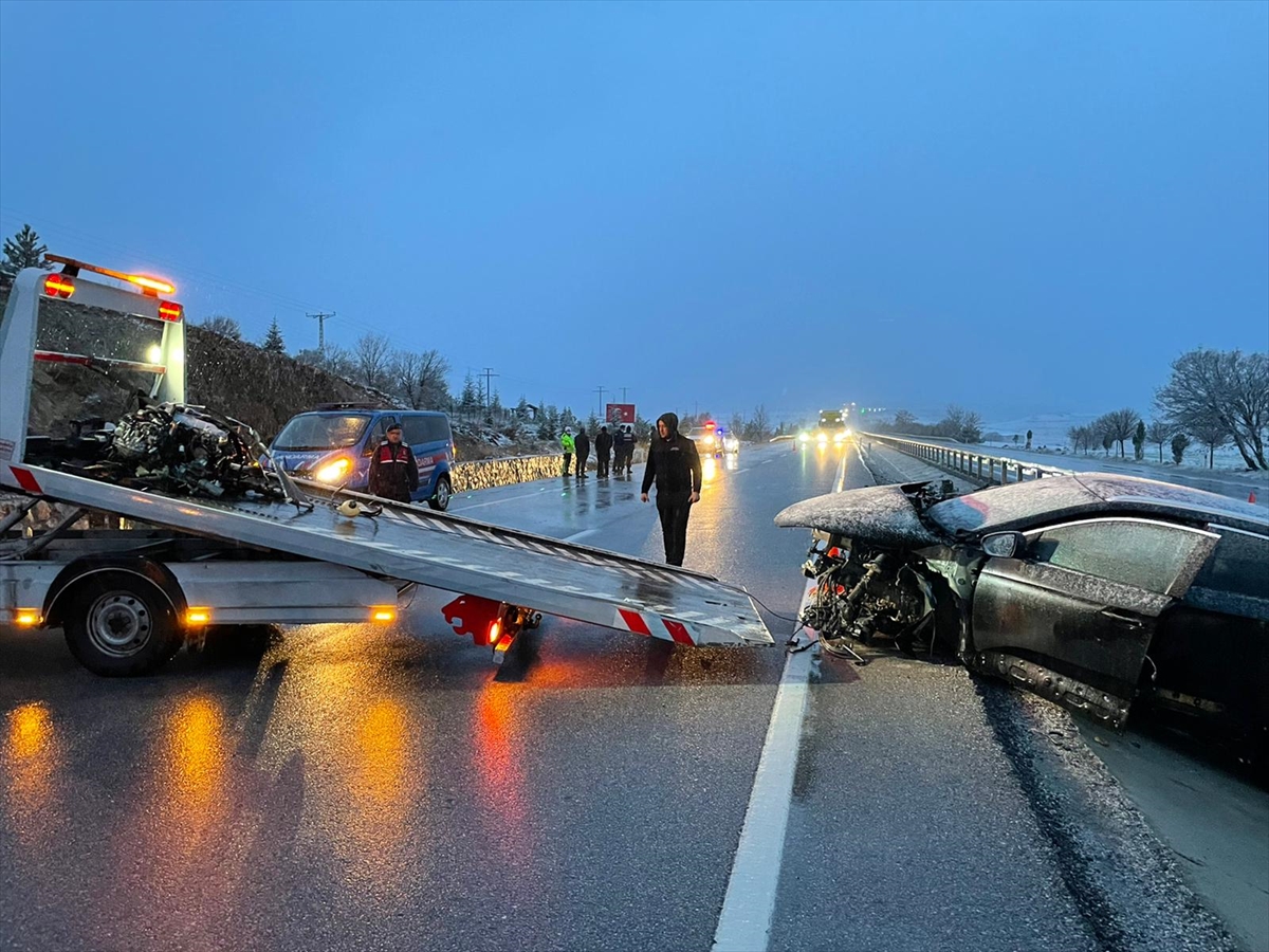 Afyonkarahisar'da duvara çarpan otomobildeki çocuk öldü, 6 kişi yaralandı