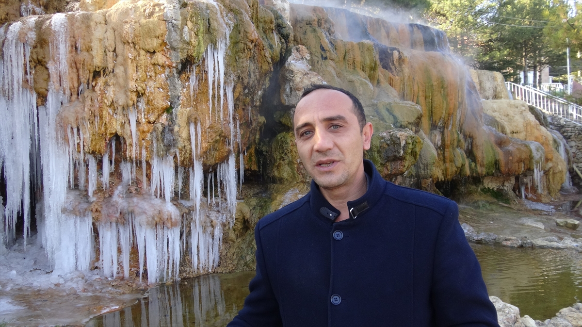 Afyonkarahisar'da kaplıcadaki “şifa şelalesi” buz tuttu