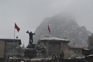 AFYONKARAHİSAR (AA) – Afyonkarahisar'da kar yağışı etkisini sürdürüyor. Sabah saatlerinde