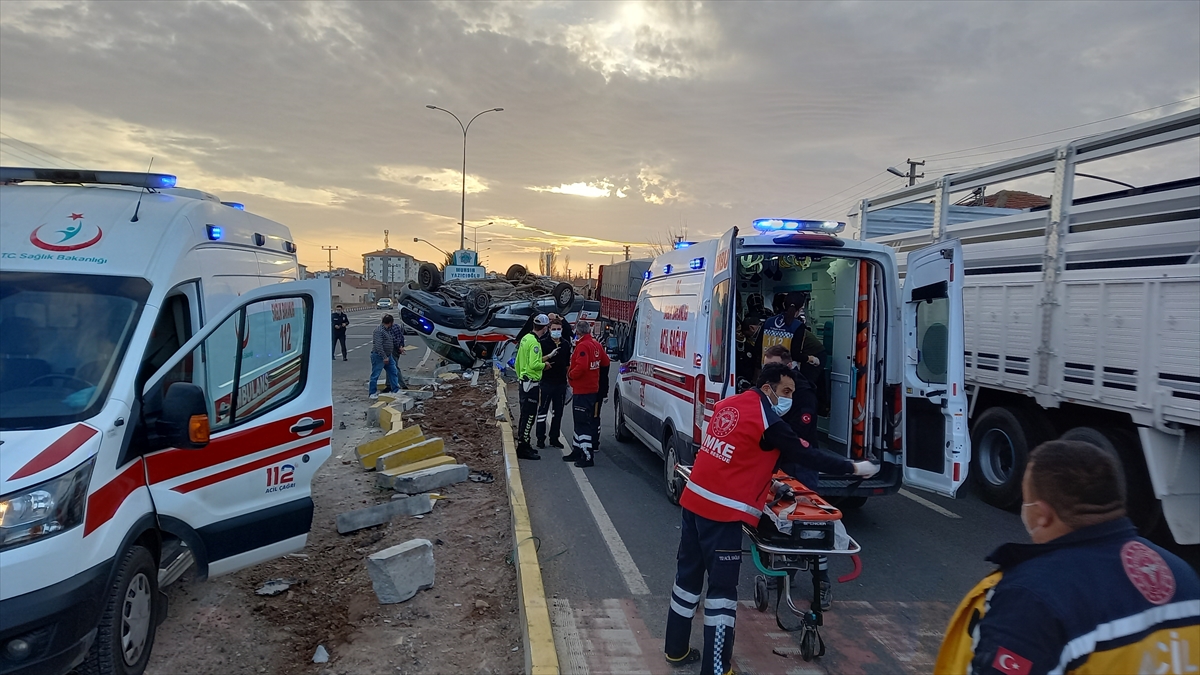 Aksaray'da ambulans ile otomobilin çarpıştığı kazada 4 kişi yaralandı