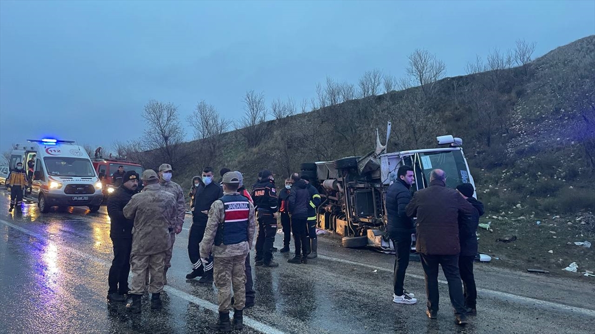 Amasya'da tur otobüsünün devrilmesi sonucu 27 kişi yaralandı