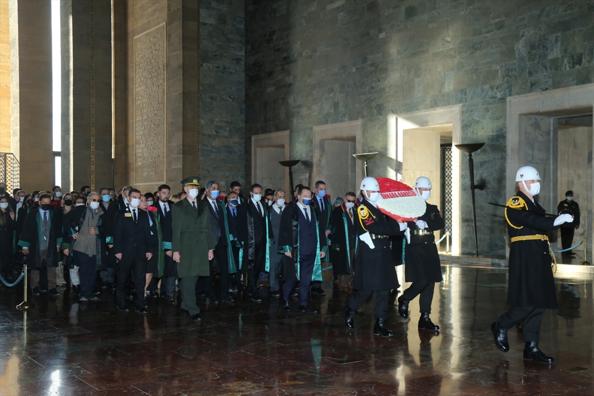 Ankara Barosu Başkanı Koranel ve Yönetim Kurulu üyeleri Anıtkabir'i ziyaret etti
