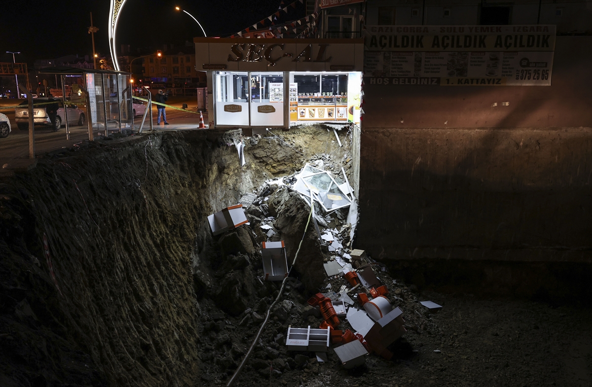 Ankara'da bir inşaatın temel kazısı çökünce yan binadaki dükkanda da çökme oluştu