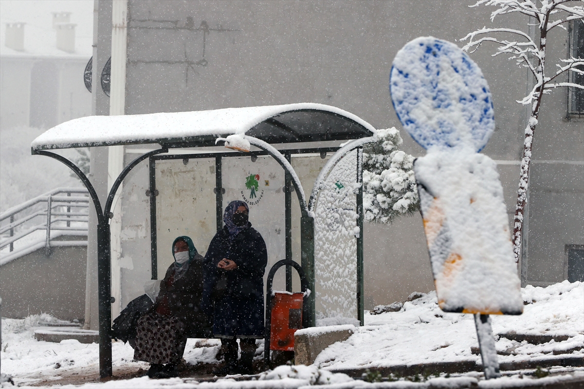 Ankara'nın yüksek kesimlerinde kar etkili oldu