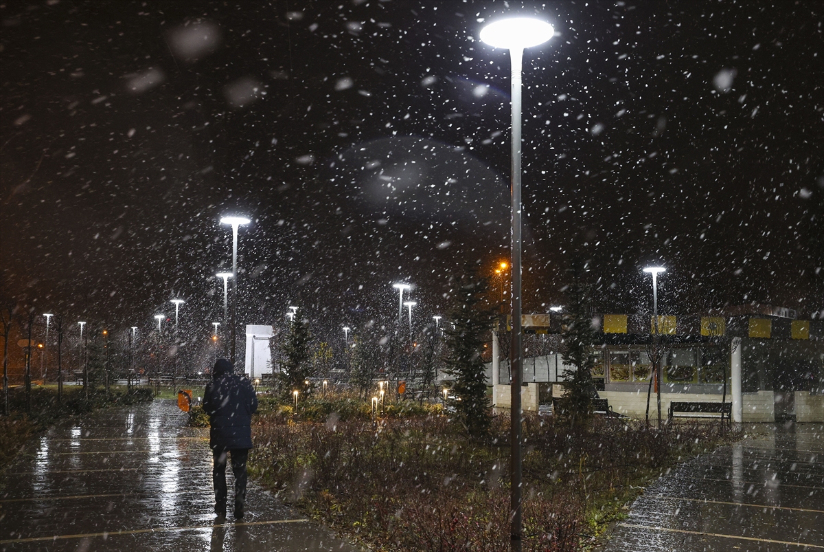 Ankara'nın yüksek kesimlerine mevsimin ilk karı düştü
