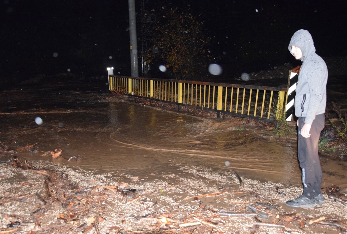 Antalya Kumluca'da sağanak hayatı olumsuz etkiliyor