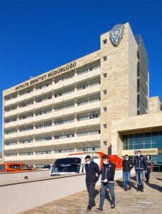 ANTALYA (AA) – İnternet sitelerine "satılık konteyner" ilanları verip, taliplilerden