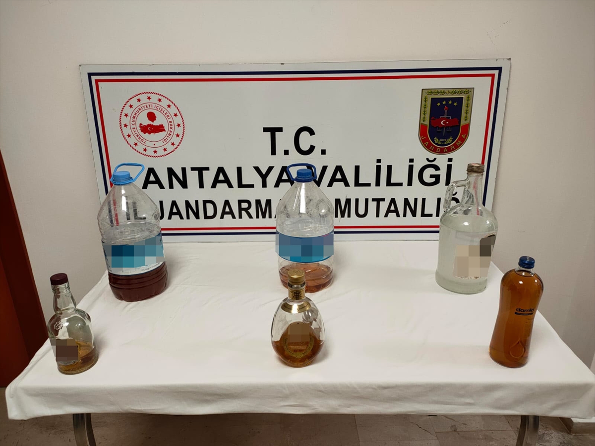 Antalya'da sahte içkiden bir kişinin zehirlendiği iddiasıyla ilgili 2 şüpheli yakalandı