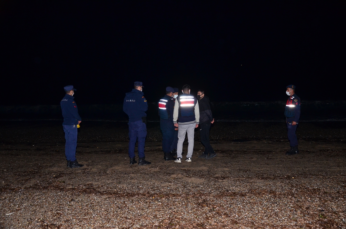 GÜNCELLEME – Antalya'da tekneden denize düşen 13 Suriyeli yüzerek kıyıya ulaştı, 2 kişi aranıyor
