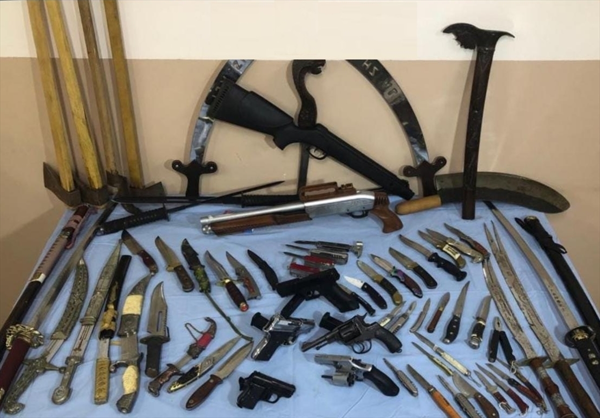 Ardahan'da bir evde 5 ruhsatsız tabanca, 2 av tüfeği ele geçirildi