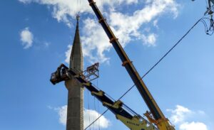 İSTANBUL (AA) – Arnavutköy'de lodosta zarar gören cami minaresinin kontrollü