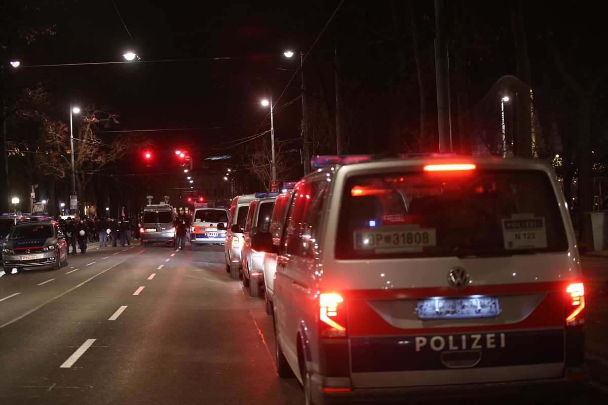 Avusturya’da sokağa çıkma kısıtlamasına rağmen Kovid-19 önlemleri protesto edildi