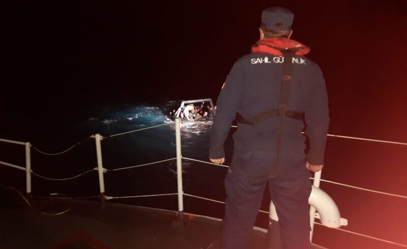 Aydın açıklarında Türk kara sularına geri itilen 20 düzensiz göçmen kurtarıldı