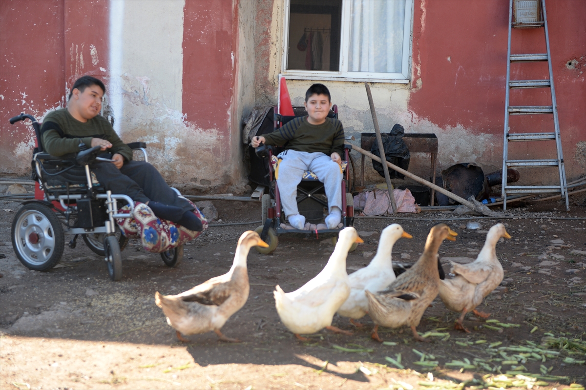 Aynı hastalıktan iki çocuğunu kaybeden aile, diğer ikisini yaşatmak için çabalıyor