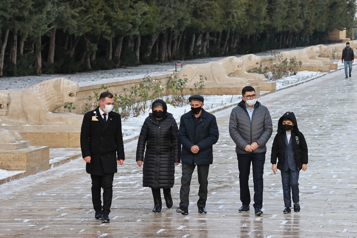 Azerbaycanlı şehidin ailesinden Anıtkabir'e ziyaret